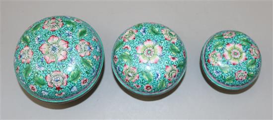 A nest of three Canton enamel boxes and covers, 4in et infra.